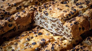 Frisch gebackene Bremer Klaben, ein weißes brotartiges Gebäck mit vielen Rosinen und Zitronat.