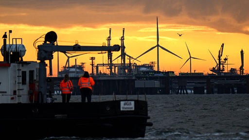 Sonnenuntergang hinter dem LNG-Terminal in Wilhelmshaven.