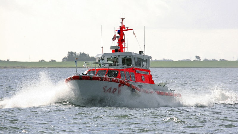 Das Seenotrettungsboot "Neuharlingersiel" fährt durch eine Welle.