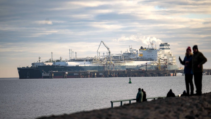 Das mit verflüssigtem Erdgas beladene Tankschiff "Maria Energy" (hinten) liegt am schwimmenden Terminal, dem Spezialschiff "Höegh Esperanza". Erstmals seit der Eröffnung des Terminals in Wilhelmshaven ist ein Tanker mit einer vollständigen Ladung Flüssigerdgas (LNG) dort angekommen. 