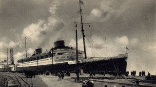 Postkarte mit den Schnelldampfern Europa und Bremen am Columbuspier in Bremerhaven