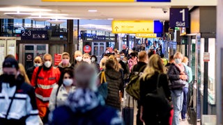 Zahlreiche Reisende gehen am frühen Morgen durch den Bremer Hauptbahnhof.