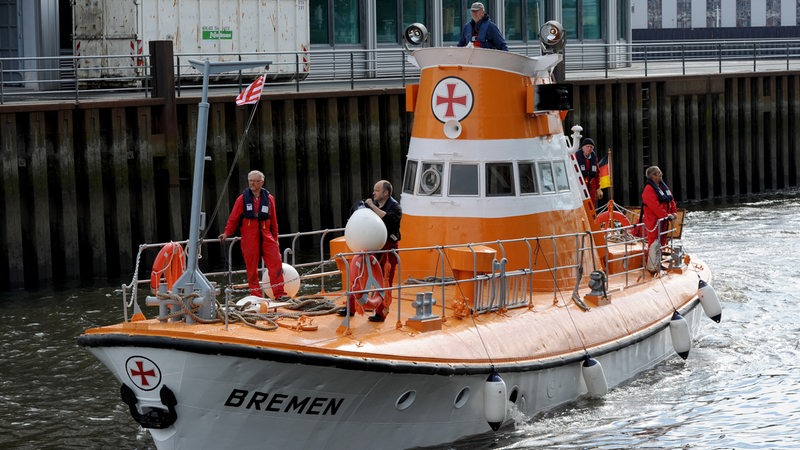 Seenotrettungskreuzer "Bremen" auf dem Weg in den Museumshafen in Bremen-Vegesack.