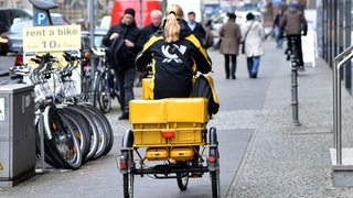 Postbotin auf Fahrrad