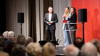 Frank Imhoff (l) und Wiebke Winter (M), Spitzenduo der Bremer CDU für die Bürgerschaftswahl, sprechen beim Neujahrsempfang der Partei.