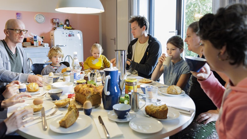 Eine Großfamilie am Frühstückstisch