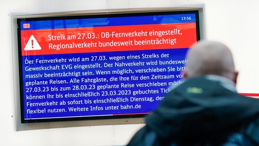 Ein Mann betrachtet im Hauptbahnhof einen Monitor, der auf den morgigen Streik aufmerksam macht. Mit einem großangelegten Warnstreik wollen die Gewerkschaften EVG und Verdi am kommenden Montag weite Teile des öffentlichen Verkehrs in Baden-Württemberg lahmlegen. 