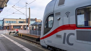 Ein IC steht am Bahnhof Norddeich-Mole mit Blick auf den Fähranleger 