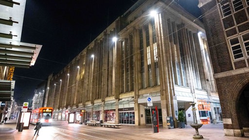 Die Filiale von Galeria Karstadt Kaufhof in der Bremer Innenstadt bei Dunkelheit.