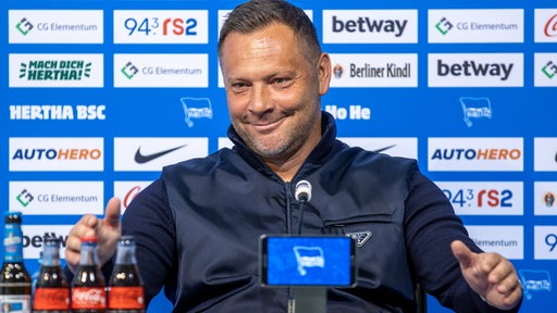 Pal Dardai strahlt bei seiner offiziellen Vorstellung als neuer Trainer von Hertha BSC.