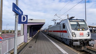 IC am Bahnhof Norddeich-Mole, am Fähranleger zu den Ostfriesischen Insel