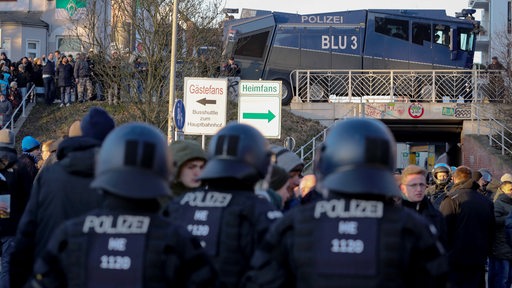 Polizeikräfte sichern den Eingang zum Gästeblock am Weserstadion. (Archivbild)