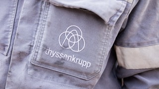 Thyssenkrupp-Logo auf der Jackentasche (Archivbild)