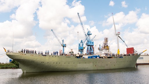 Die "Gorch Fock" in einem Dock einer Werft.