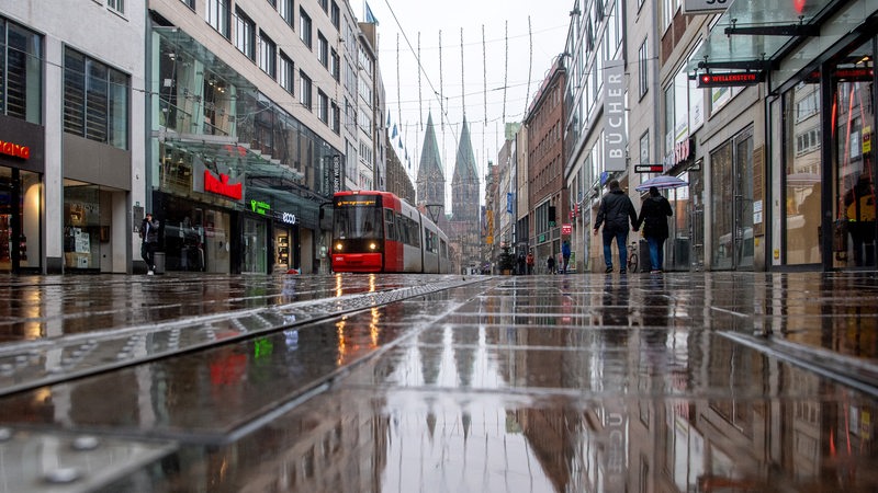 Nur wenige Menschen laufen am Nachmittag durch die Bremer  Innenstadt.