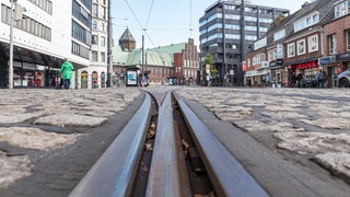 Blick auf die leere Haltestelle für Busse und Bahnen an der Domsheide.