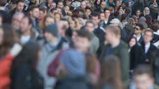 Eine anonyme Menschenmenge in einer Stadt.