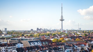 Blick über die Häuser im Stadtteil Findorff und den Bremer Fernmeldeturm. (Archivbild)