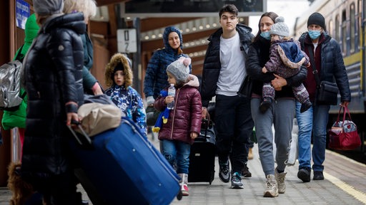 Ukrainische Flüchtlinge an einem Bahnhof in Polen (Archivbild)