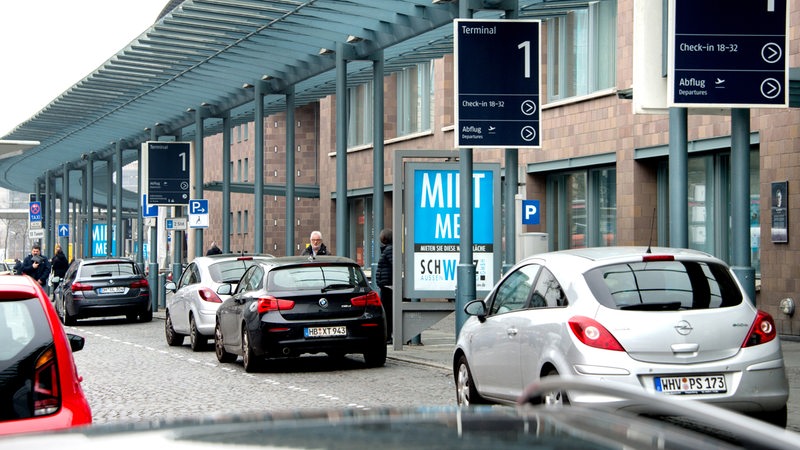  Autos parken vor dem Terminal am Flughafen Bremen.