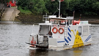 Die Fähre "Hal Över" überquert die Weser in Bremen (Archivbild)