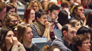 Studierende sitzen in einem Hörsaal.