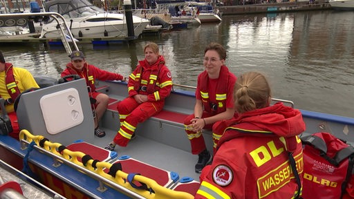 Die Einsatzkräfte der THW während der Maritimen Tage auf ihrem Boot.