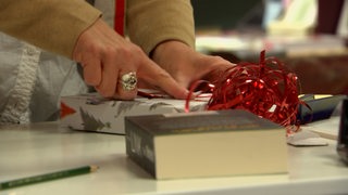 Geschenkverpackung an der Ladentheke