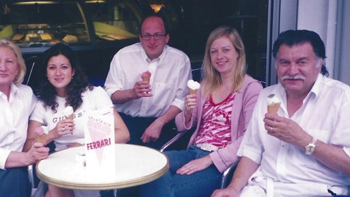 Der Eiscafebesitzer Marco Ferrari mit seinen Kollegen beim Eis essen.