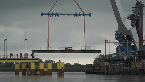 Ein Kran hebt ein Stück für die Hunte-Brücke an