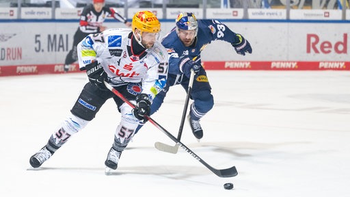 Fischtown Pinguins-Spieler Alex Friesen läuft dem Münchner Maximilian Kastner davon