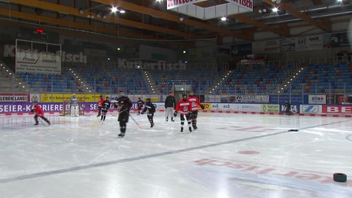 Viele Kinder und Jugendliche tummeln sich beim Eishockey-Training in der Eisarena Bremerhaven.