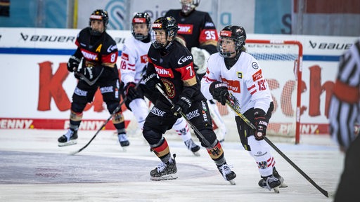 Die deutsche Frauen-Eishockeynationalmannschaft in Aktion in der Eisarena Bremerhaven gegen die Österreicherinnen.