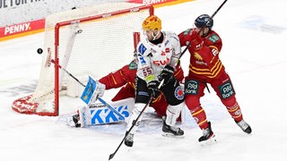 Düsseldorfer EG vs Fischtown Pinguins: Torhüter Henrik Haukeland (Nr.40) vor Bremerhavens Christian Wejse-Mathiasen (Nr.65).