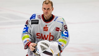 Maximilian Franzreb, der Eishockey-Torwart der Fischtown Pinguins, steht nach einem Spiel ohne Helm auf dem Eis.