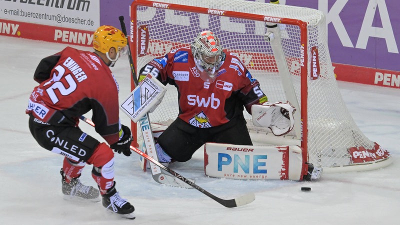 Der Eishockey-Torwart Maximilian Franzreb von den Fischtown Pinguins wehrt einen Schuss ab.