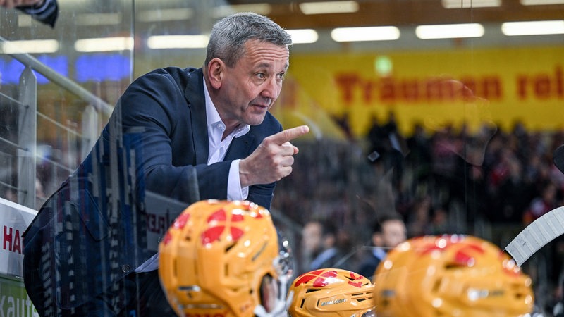 Eishockey-Trainer Thomas Popiesch von den Fischtown Pinguins gibt an der Bande seinen Spielern Anweisungen.