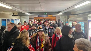 Einige hundert Eishockey-Fans der Fischtown Pinguins sind am Bahnhof Bremerhaven auf dem Weg zum Sonderzug nach München.