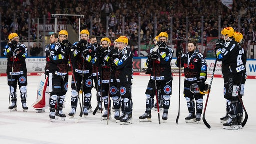 Die Eishockey-Spieler der Fischtown Pinguins stehen nach der Niederlage im Finale enttäuscht nebeneinander auf der Eisfläche.