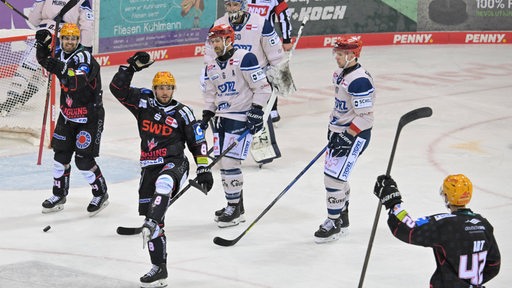 Eishockeyspieler Nino Kinder (Fischtown Pinguins) bejubelt einen Treffer, indem er seinen Arm hochreißt.