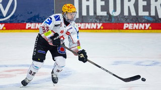 Fischtown-.Spieler Nico Appendino führt den Puck am Schläger.