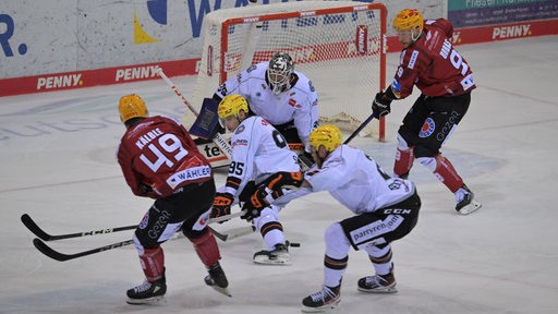 Pinguins-Spieler Lukas Kälble gibt einen Schuss auf das Gehäuse der Frankfurter ab.