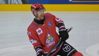 Phillip Bruggisser von den Fischtown Pinguins bejubelt ein Tor.