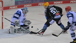 Pinguins-Stürmer Alex Friesen schießt auf das Tor der Schwenninger Wild Wings.