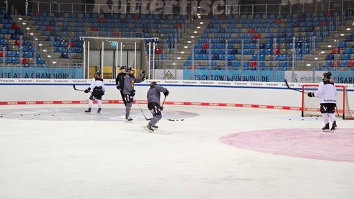 Die Eishockey-Spielerinnen der deutschen Nationalmannschaft trainieren in der leeren Eisarena Bremerhaven.