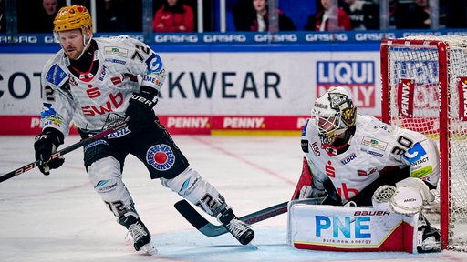 Phillip Burggisser und Keeper Kristers Gudlevskis bei einer Verteidigungsaktion der Fischtown Pinguins. 