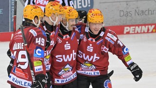 Spieler der Fischtown Pinguins bejubeln ein Tor.