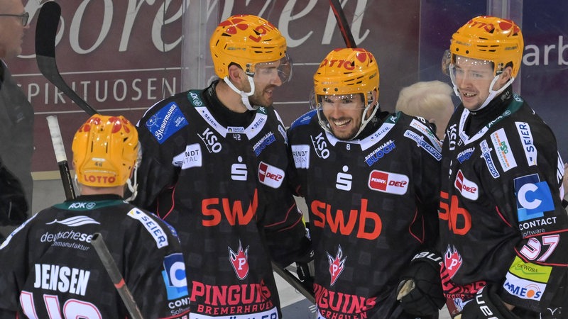 Spieler der Fischtown Pinguins bejubeln ein Tor. 