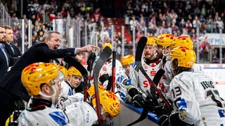 Coach Thomas Popiesch gibt seinem Team ein Kommando.