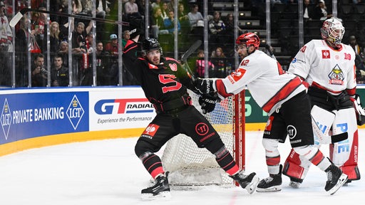 Matthew Abt und Torwart Kristers Gudlevskis im Duell mit Prags Krystof Grabik.